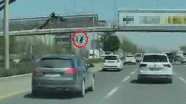 Ankara'da feci olay: Afiş asarken üst geçitten düşüp, otomobilin altında kalarak öldü