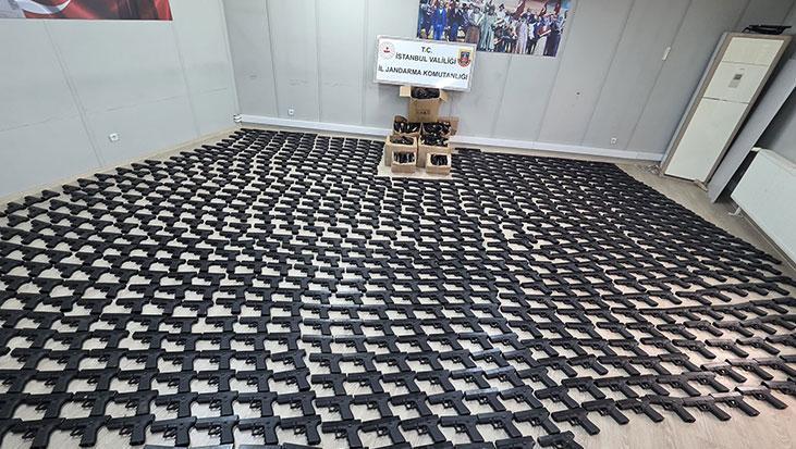 Koli koli silah! İstanbul'da durdurulan kamyonetten çıkanlar şoke etti