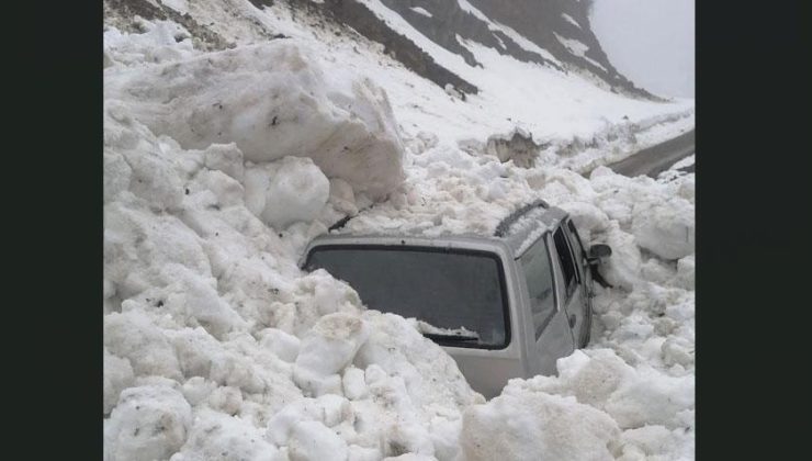 Nisan ayında çığ felaketi! 4 kişinin bulunduğu araçta can pazarı
