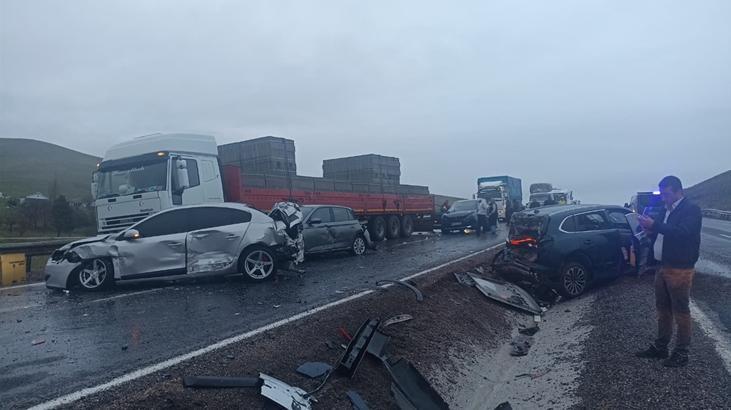 Ortalık savaş alanına döndü! Aksaray'da yolcu otobüsü 10 araca çarparak durabildi