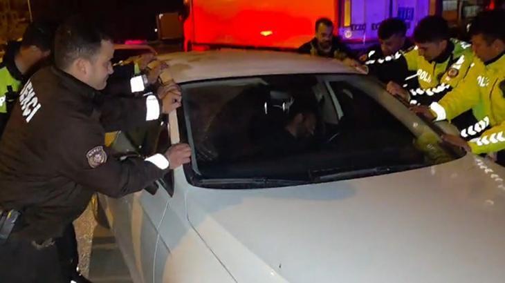 Polis sızan sürücüyü uyandırmak için aracı beşik gibi salladı!