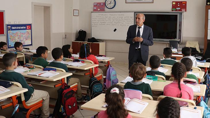 40 yıllık öğretmene büyük sürpriz! Sınıf listesindeki ismi gördü: İçimde çok değişik bir duygu oluştu