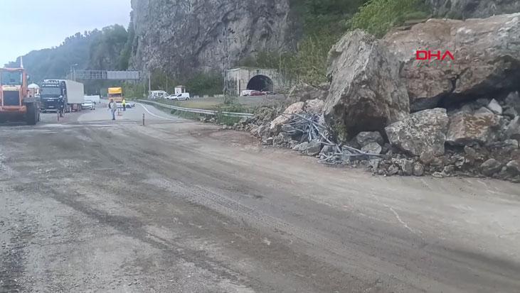 Artvin'de heyelan paniği! Dev kaya parçaları yolu kapattı