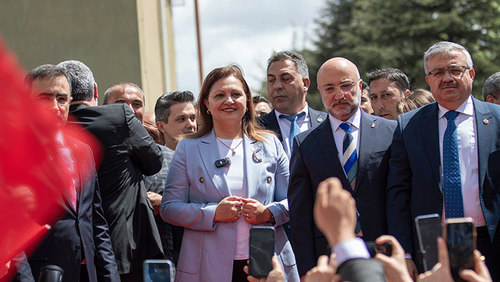 CHP'den AK Parti'ye geçen Afyonkarahisar Belediye Başkanı Burcu Köksal’a mehterli karşılama