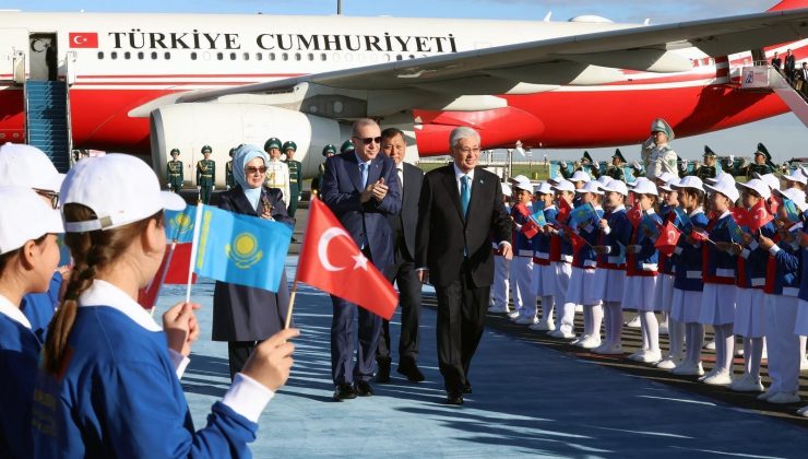 Cumhurbaşkanı Erdoğan Kazakistan'da Tokayev tarafından resmi törenle karşılandı