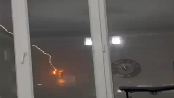 Diyarbakır’da 4 katlı binaya yıldırım düştü! O anlar saniye saniye kaydedildi