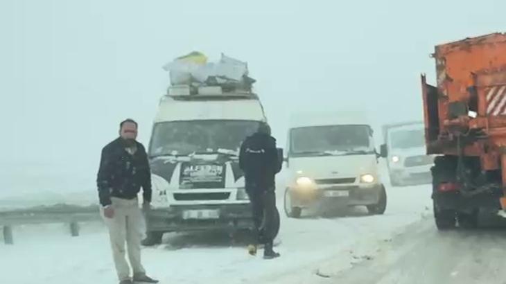En kısa yol çileye dönüştü! Mayıs ayında kar geçit vermedi, yolda kaldılar