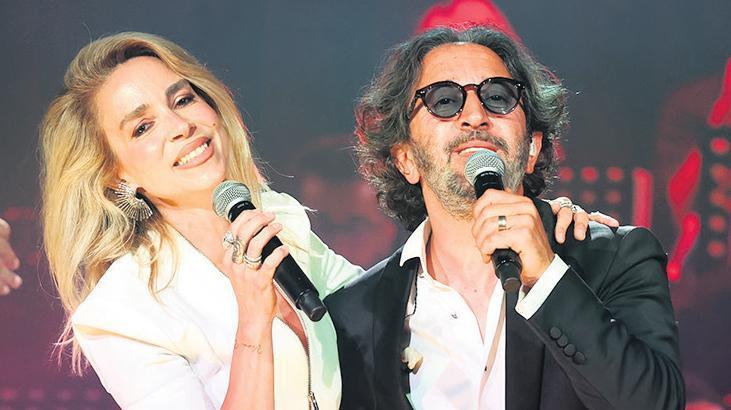 Eşiyle düet yaptı