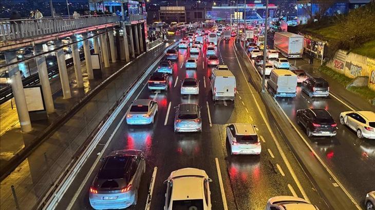 İstanbul'da akşam saatlerinde trafik yoğunluğu yüzde 87'ye yükseldi
