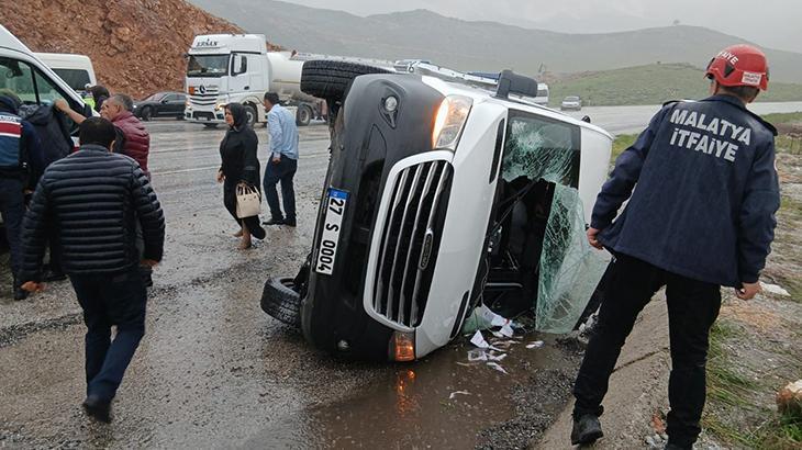 Malatya’da yolcu minibüsü devrildi: 12 yaralı