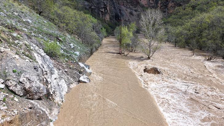 Tunceli’de Munzur Nehri taştı! Kara yolu sulara gömüldü, ulaşım durdu