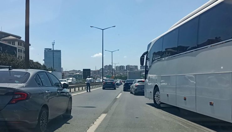 Bağcılar TEM'de paralar bir anda havada uçuştu! Yolda herkes para topladı