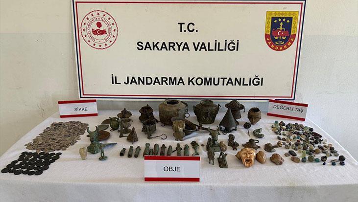Evini kaçak müzeye dönüştürmüş! "Anadolu Mirası" operasyonunda 806 tarihi eser ele geçirildi