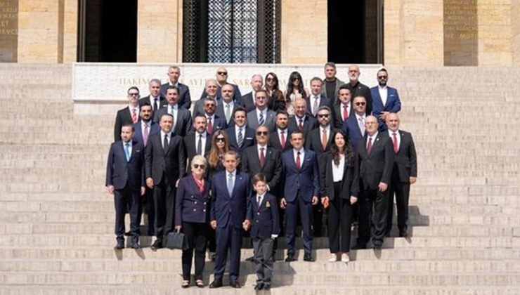 Galatasaray Başkanı Dursun Özbek, kurullarıyla birlikte Anıtkabir’i ziyaret etti