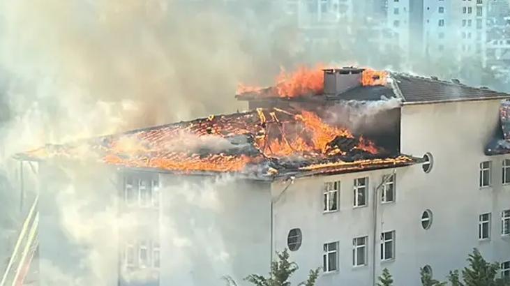 Beylikdüzü’nde ortaokul çatısında korkutan yangın