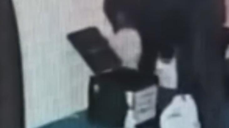 Camideki yardım kutusunu kaldırım taşıyla kırdı, içindeki paraları çaldı