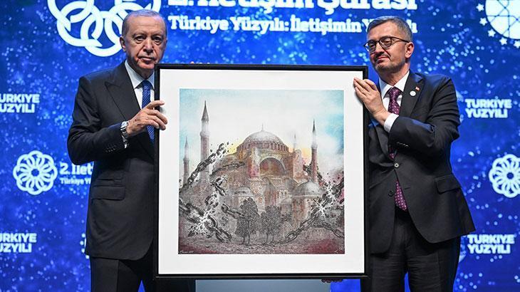 Cumhurbaşkanı Erdoğan’a İletişim Başkanı Duran’dan anlamlı hediye