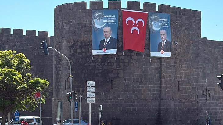 Diyarbakır surlarında Bahçeli'nin dev posteri asıldı: Kardeşlik Kalbimizde, Gelecek Aklımızda