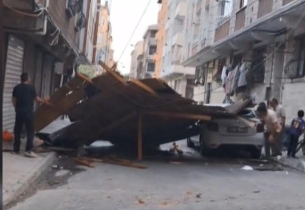Fırtına az daha can alıyordu! Çocuklar uçan çatının altında kalmaktan son anda kurtuldu