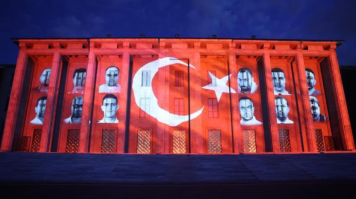 Gazi Meclis’te unutulmaz gece! 15 Temmuz Destanı TBMM duvarlarında yeniden canlandı