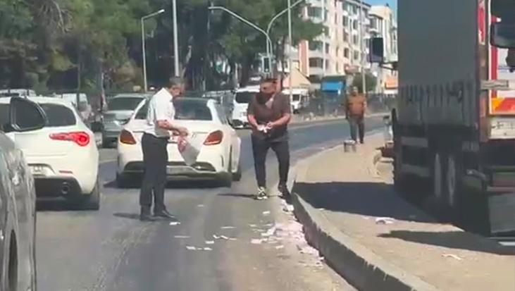 İzmir’de akılalmaz anlar! Elindeki paralar deste deste yola saçıldı: Trafik durdu