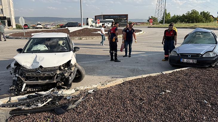Kütahya'da otomobiller çarpıştı: 2 kişi yaralandı