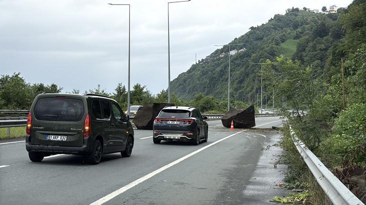 Rize’de yamaçtan kopan kaya parçaları yola düştü