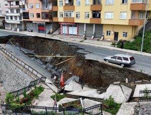 Rize'de inşaat kazısında önce istinat duvarı ardından yol çöktü! Korkunç görüntüler
