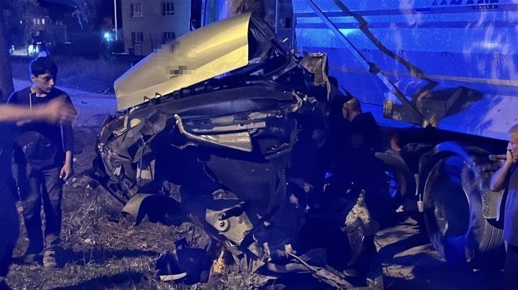 Sakarya’da feci kaza! Ağaca çarpan araç ikiye bölündü