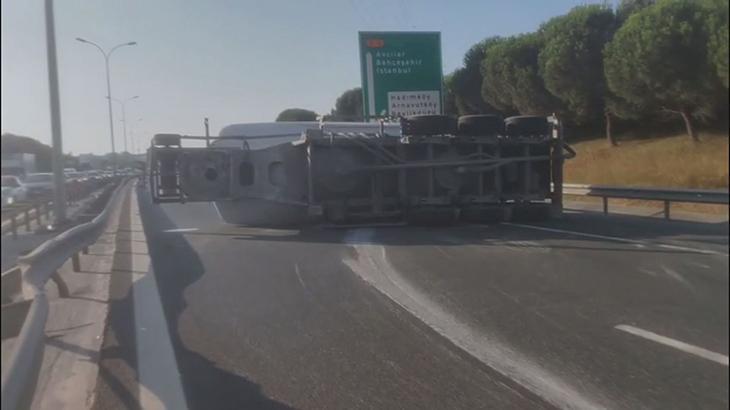 Son dakika… Büyükçekmece’de beton tankeri devrildi! Yol trafiğe kapatıldı
