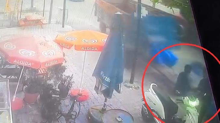 Adana’da feci kaza! Traktörden ayrılan römork 2 kişiye çarptı! Olay anı kamerada