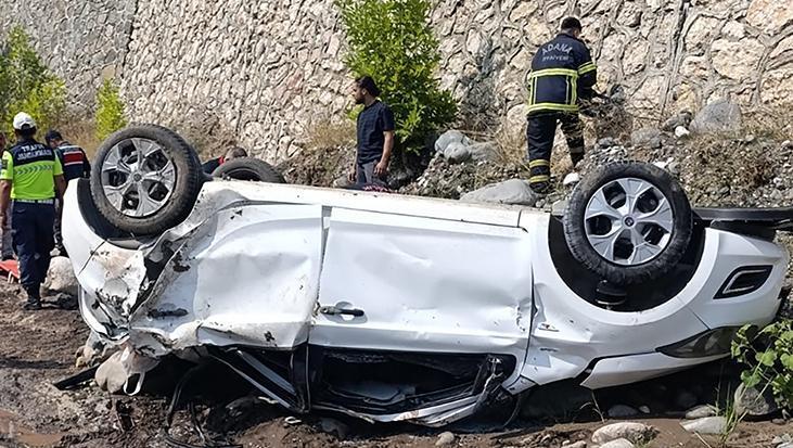 Adana’da feci kaza! Otomobil dereye uçtu: 2 ölü, 1 yaralı