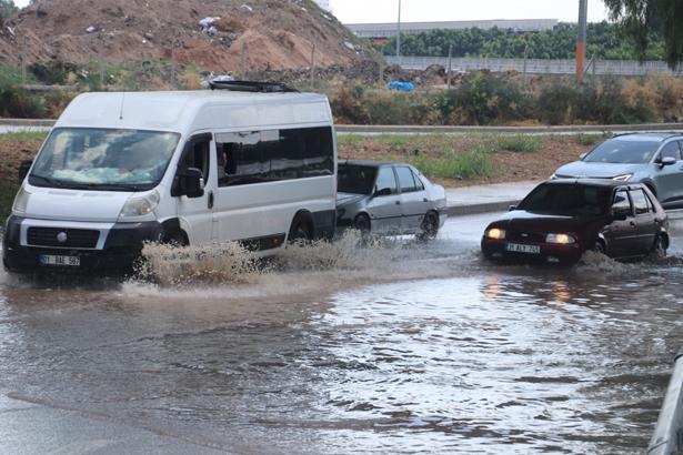Adana’da sağanak ve fırtına hayatı felç etti! Çatı uçtu, alt geçit kapandı