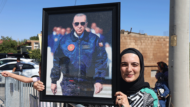 Bir buçuk ay süren emek! 70 bin boncukla yaptığı tabloyu Cumhurbaşkanı Erdoğan’a ulaştırdı