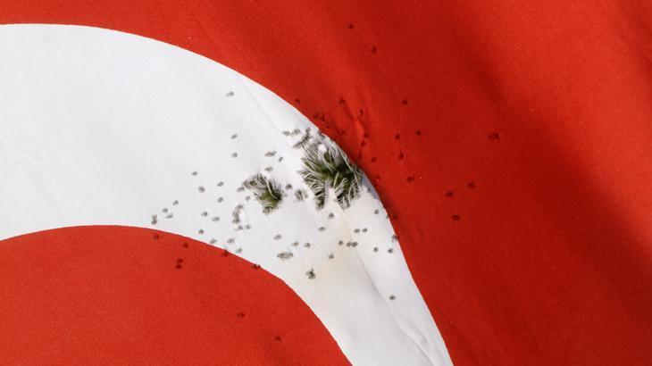 Burdur’da Türk bayrağına silahlı saldırı! Av tüfeğiyle ateş açıldı