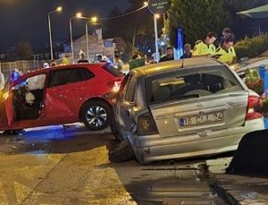 Bursa’da iki otomobil çarpıştı: 4 yaralı