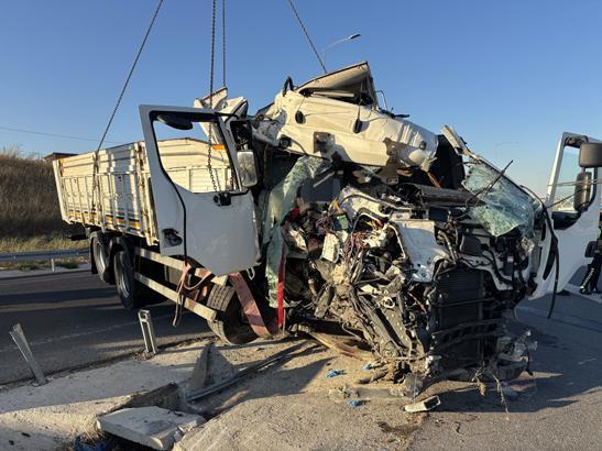 Çanakkale’de kamyon bariyerlere çarptı: 2 can kaybı