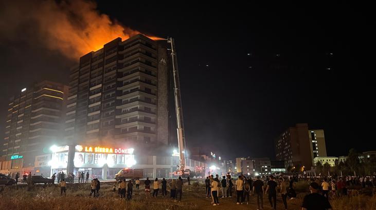 Diyarbakır’da plazada yangın! Vali Zorluoğlu son durumu açıkladı: 5 kişi dumandan etkilendi