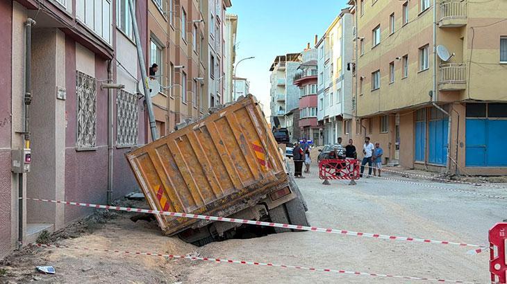 Eskişehir’de hafriyat kamyonu, çöken yoldaki çukura düştü