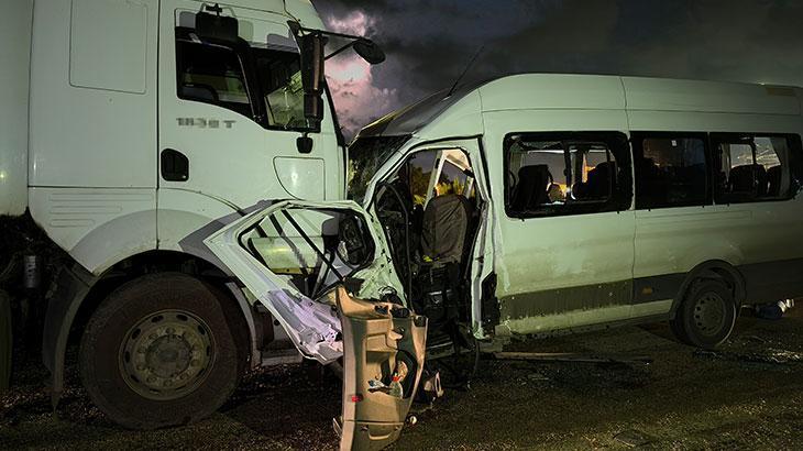 Hatay’da feci kaza! İşçi servisi tırla kafa kafaya çarpıştı: 1 ölü, 15 yaralı