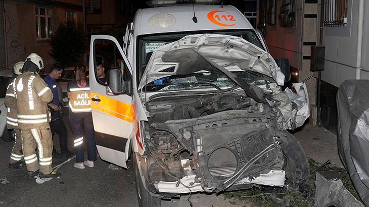 İstanbul’da ambulans ile otomobilin çarpışması sonucu 3 sağlık çalışanı yaralandı