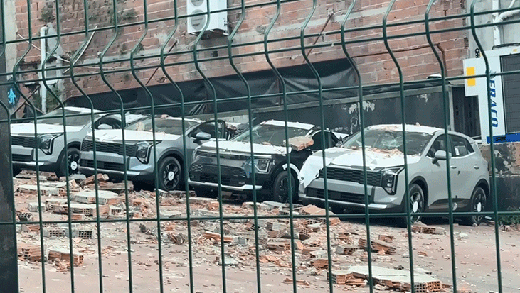 İstanbul’da sıfır araçların üzerinde duvar çöktü