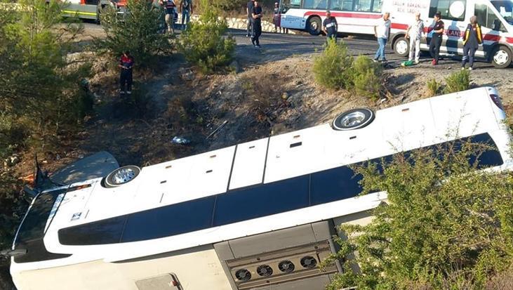 İzmir’de feci kaza! Çarpışan otobüs ve otomobil şarampole devrildi: 2 ölü