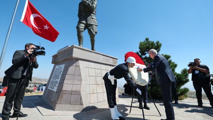 Kocatepe’den İzmir’e Türk bayrağı! TBMM Başkanı Kurtulmuş, sporculara emanet etti
