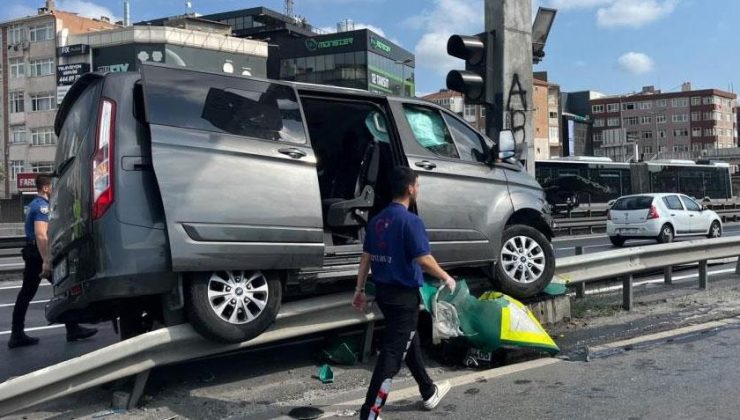 Küçükçekmece E-5’te feci kaza! Çocukları taşıyan araç bariyerlere çıktı: 12 yaralı