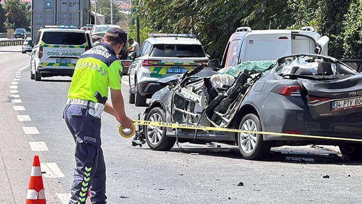 Sakarya’da feci kaza! TIR’a çarpan otomobilin tavanı koptu, uzman onbaşı hayatını kaybetti