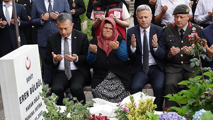 Şehit Eren Bülbül, kabri başında anıldı: İyi ki böyle bir evlat doğurdum
