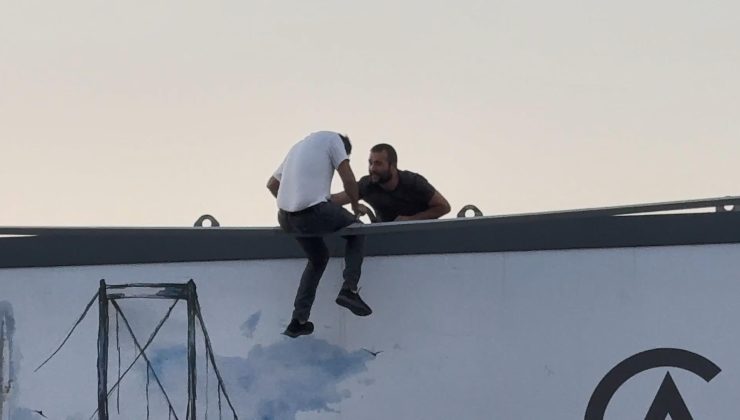 Şişli’de üst geçitte yürekleri ağza getiren anlar! Müzakereci polis faciayı son anda önledi