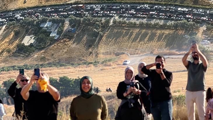 Tam 750 bin kişi bu manzarayı görmek için geldi, kilometrelerce kuyruk oluştu