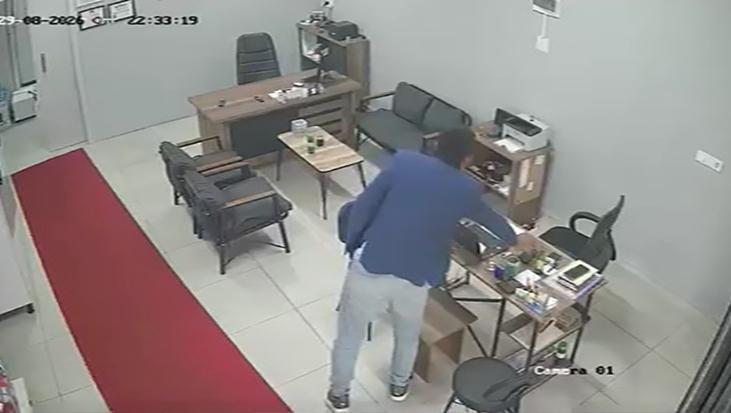 Tamirhaneye girdi, gözü masadaki telefona takıldı! Hırsızlık anı kamerada